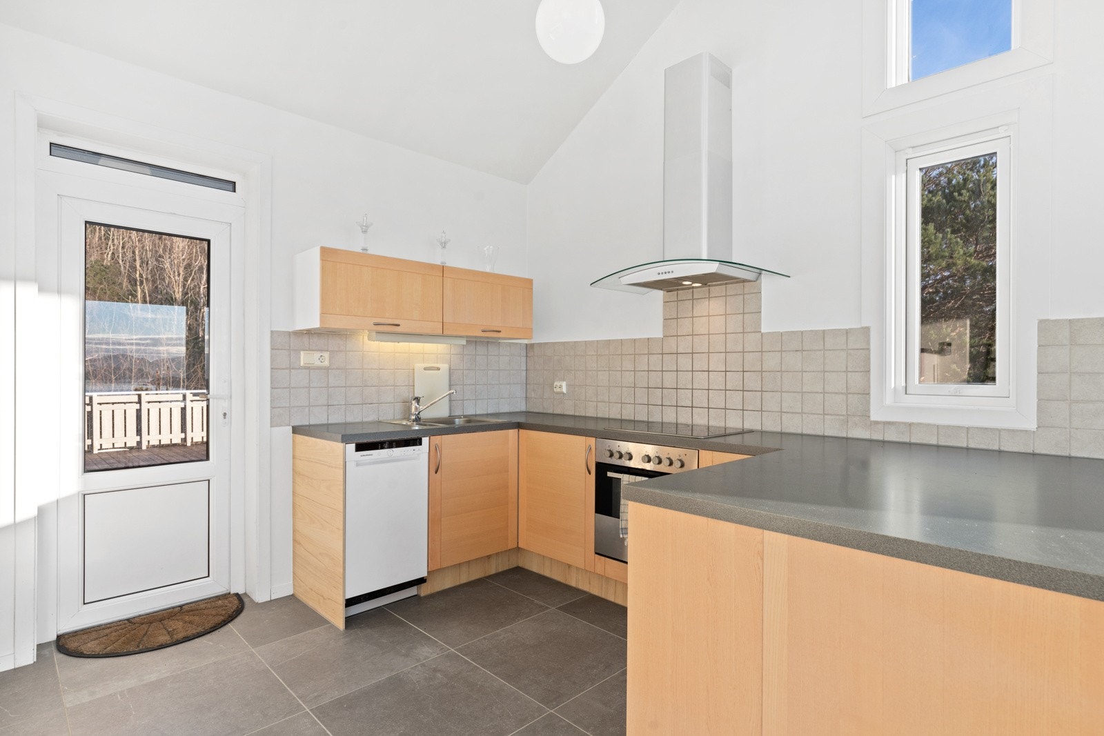 Nye gulvfliser. Kjøkkenet har godt gulvareal som gir gode arbeidsforhold for den som er glad i å lage mat. Galleribilde