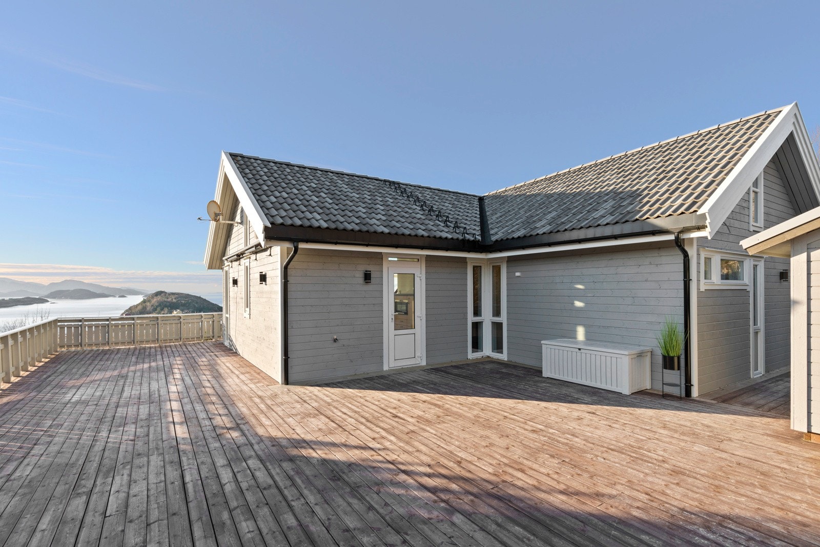 Hytta har nye vinduer og ytterkledning (2021). Galleribilde