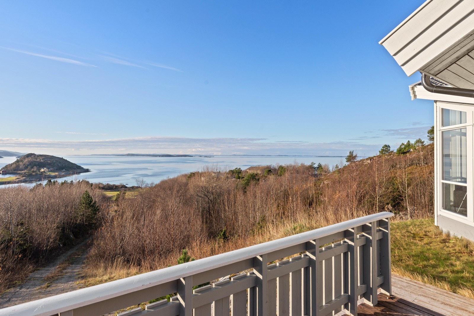 Uteområdet til hytta er oppbygget med stor terrasse. Galleribilde
