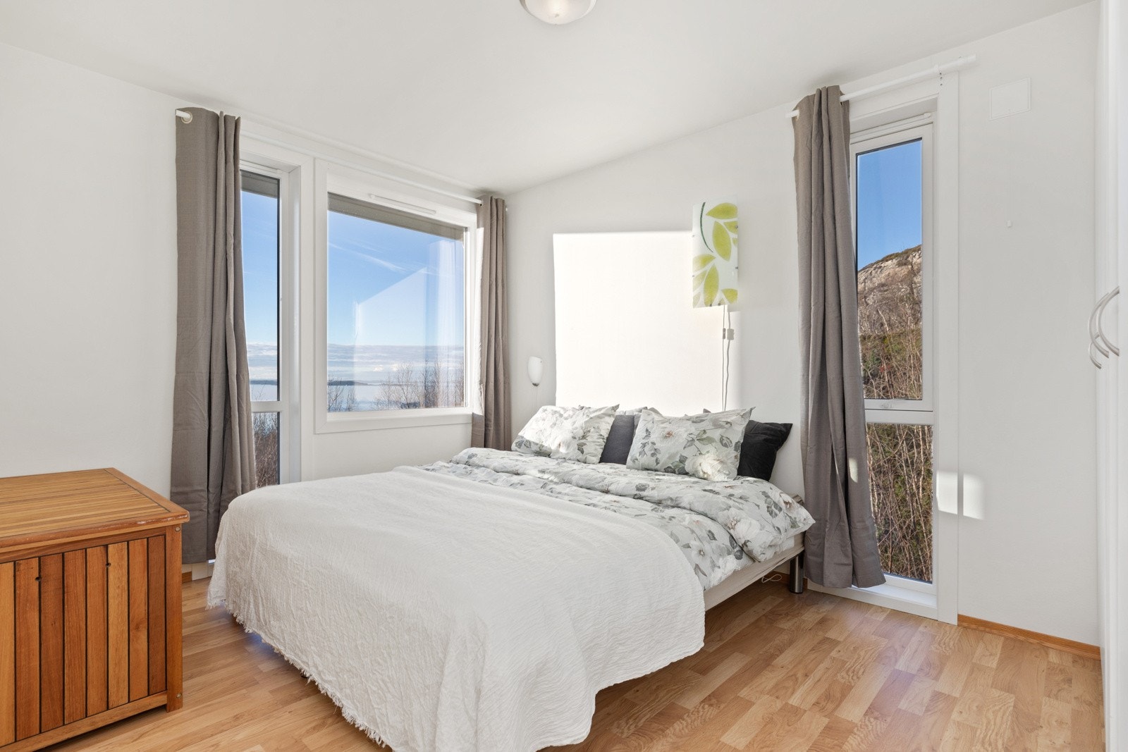 Hovedsoverommet rommer ca 11,5 kvm med plass til dobbeltseng, garderobeløsning og nattbord. Utsikt mot sjøen fra vinduet. Galleribilde