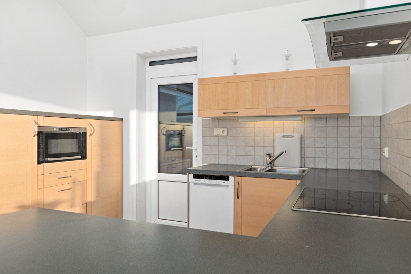 Stort kjøkken som har rikelig med skap- og benkeplass. Galleribilde