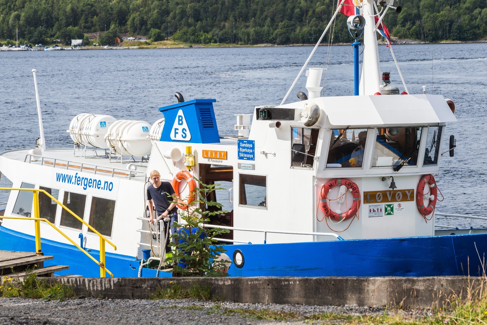 Passasjerferga kommer med dagens aviser Galleribilde