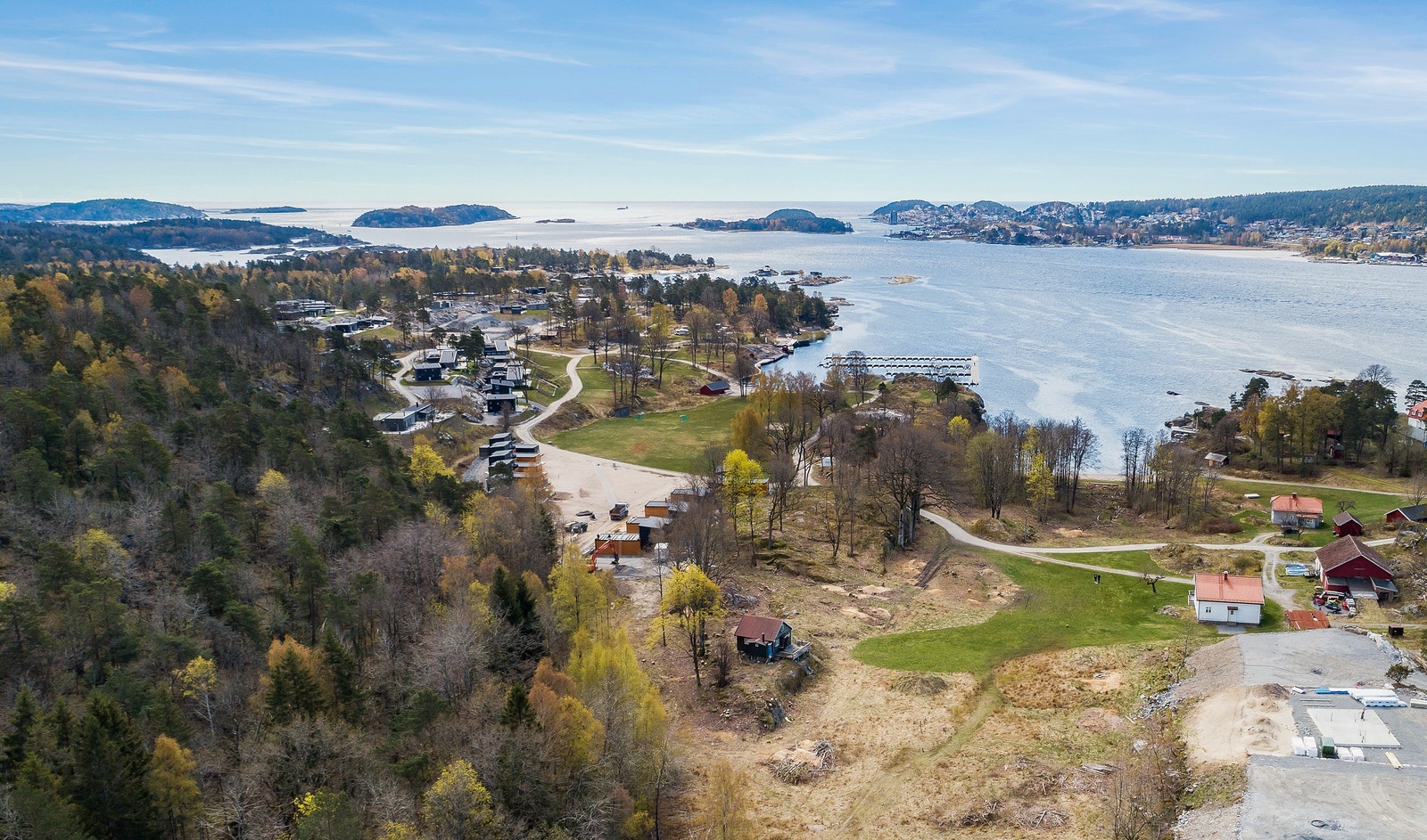 Området med Gårdsjordet i forkant - sett ut mot Langesund og havet Galleribilde
