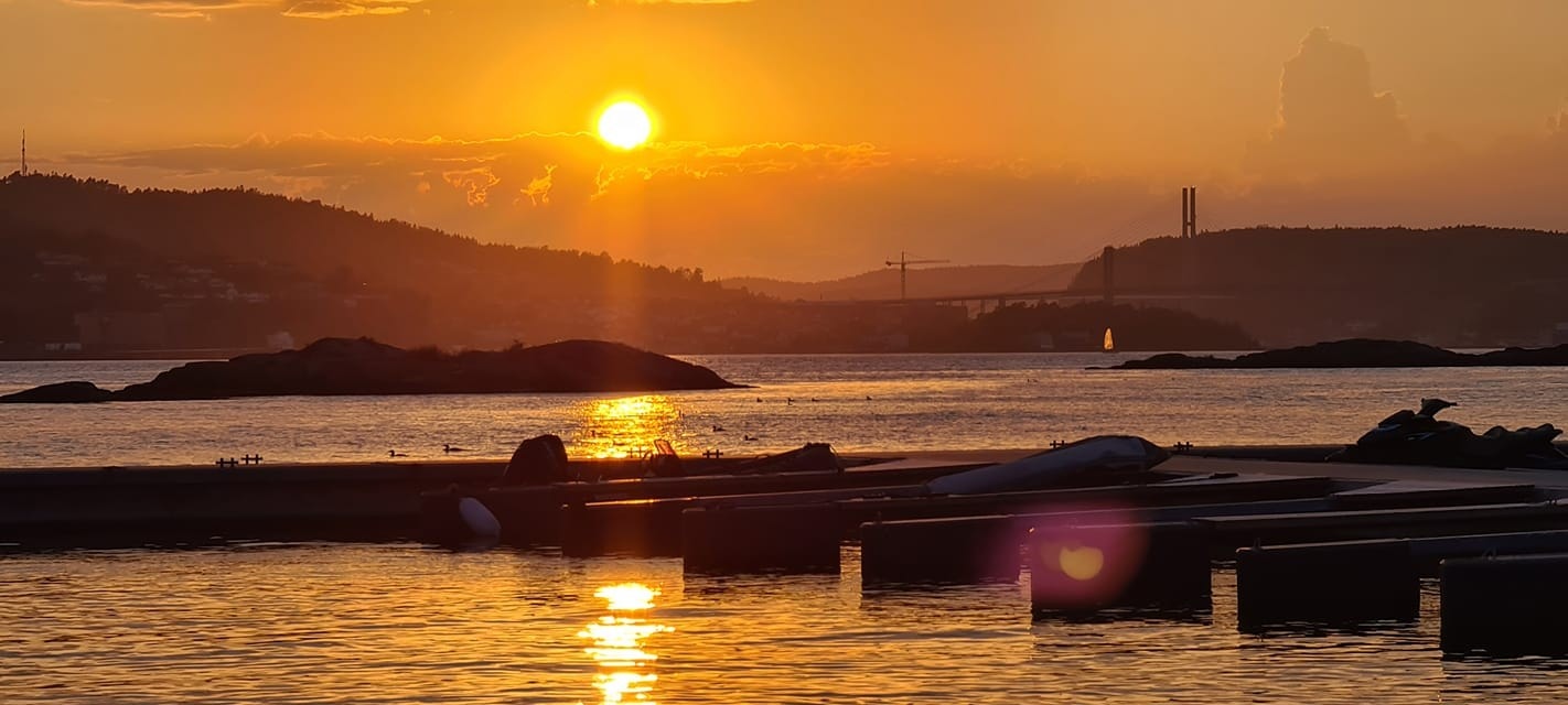 Kveldsol over bryggeanlegget - bruene i Brevik i bakgrunnen Galleribilde