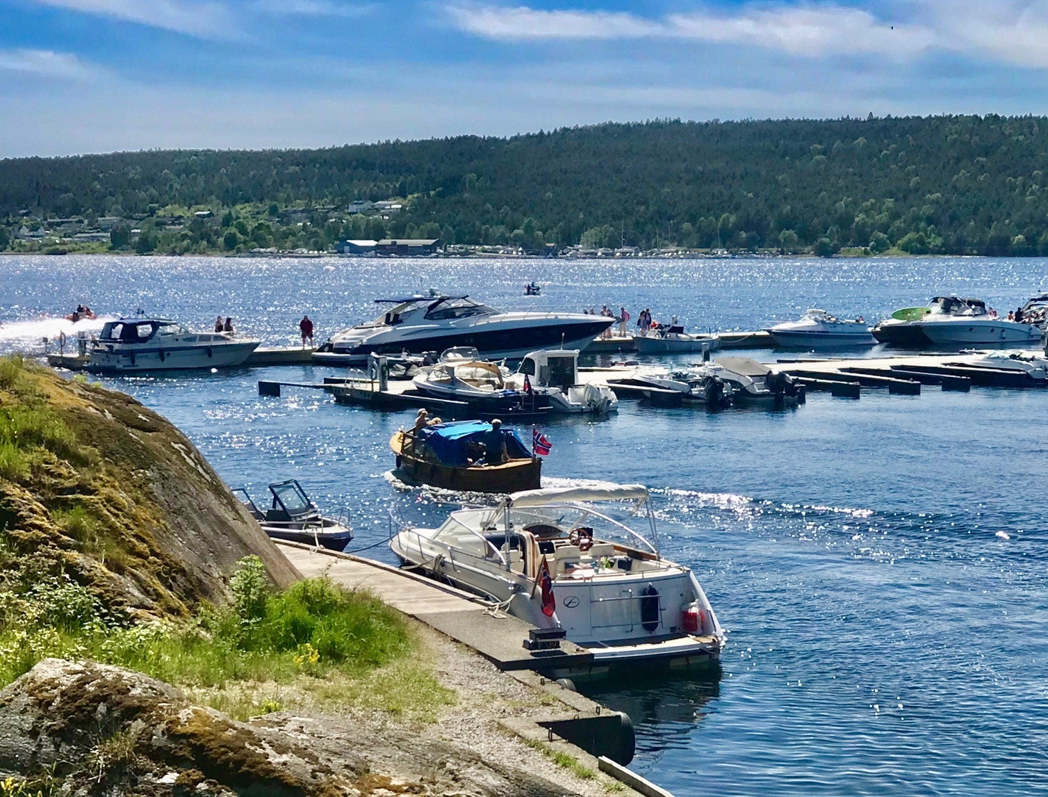 Travelt ved bryggene i fint sommervær Galleribilde