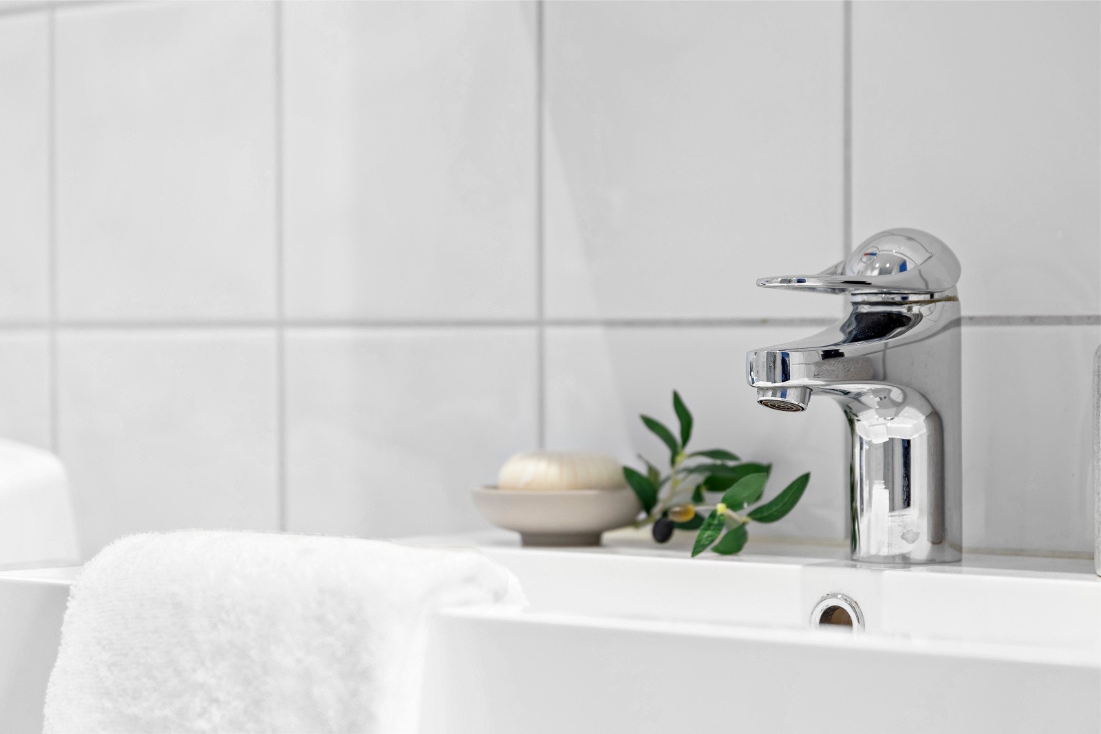 Badet er utstyrt med varmekabler i gulv og opplegg for vaskemaskin Galleribilde