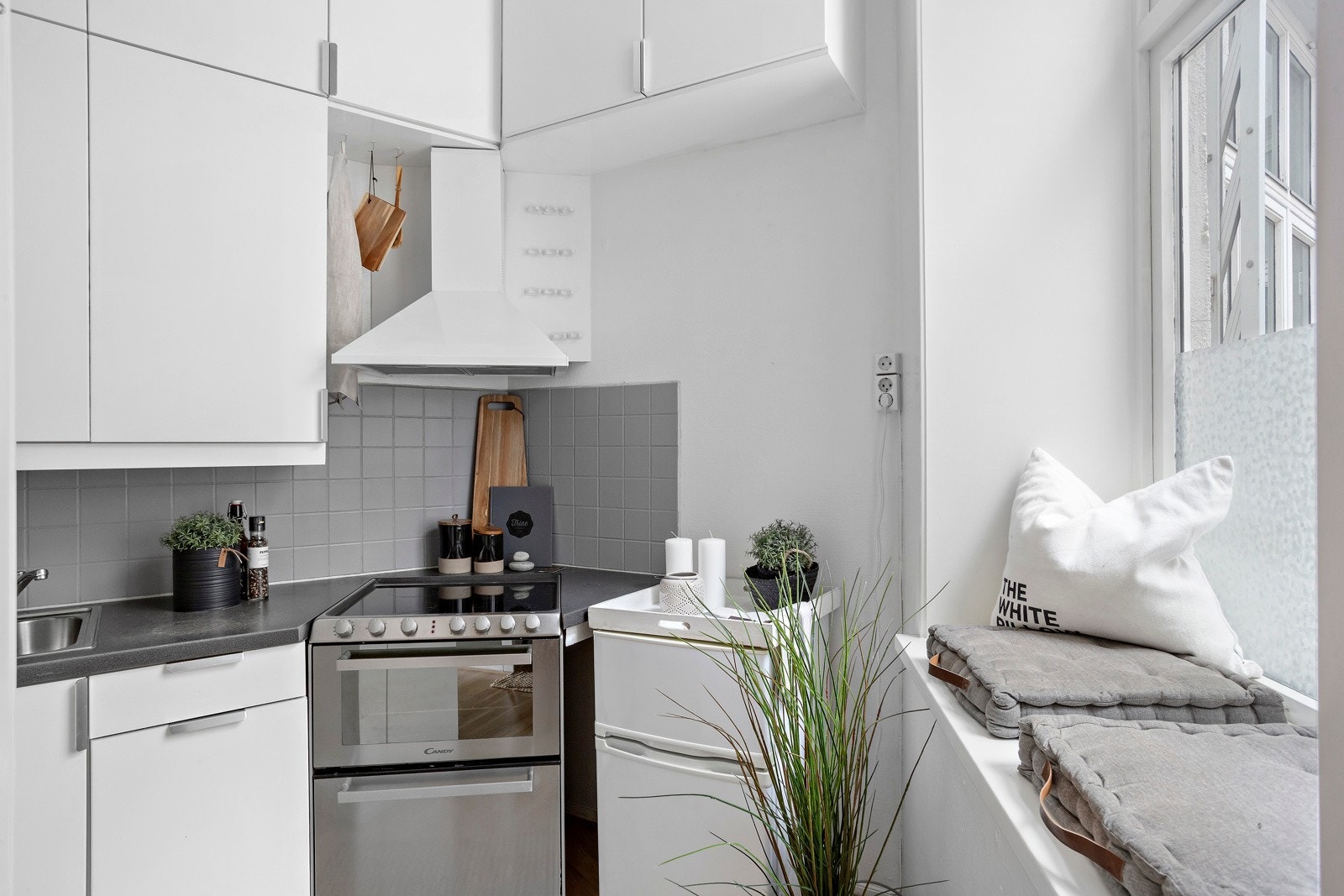 Kjøkkenets utforming gir god benk- og skapplass Galleribilde