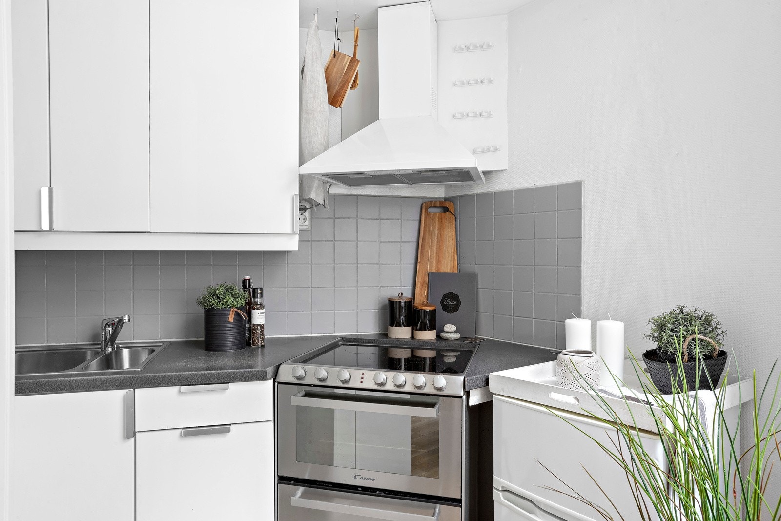 Flott, adskilt kjøkken med praktisk utforming langs vegg, vurdert til tilstandsgrad 1 av takstmann Galleribilde