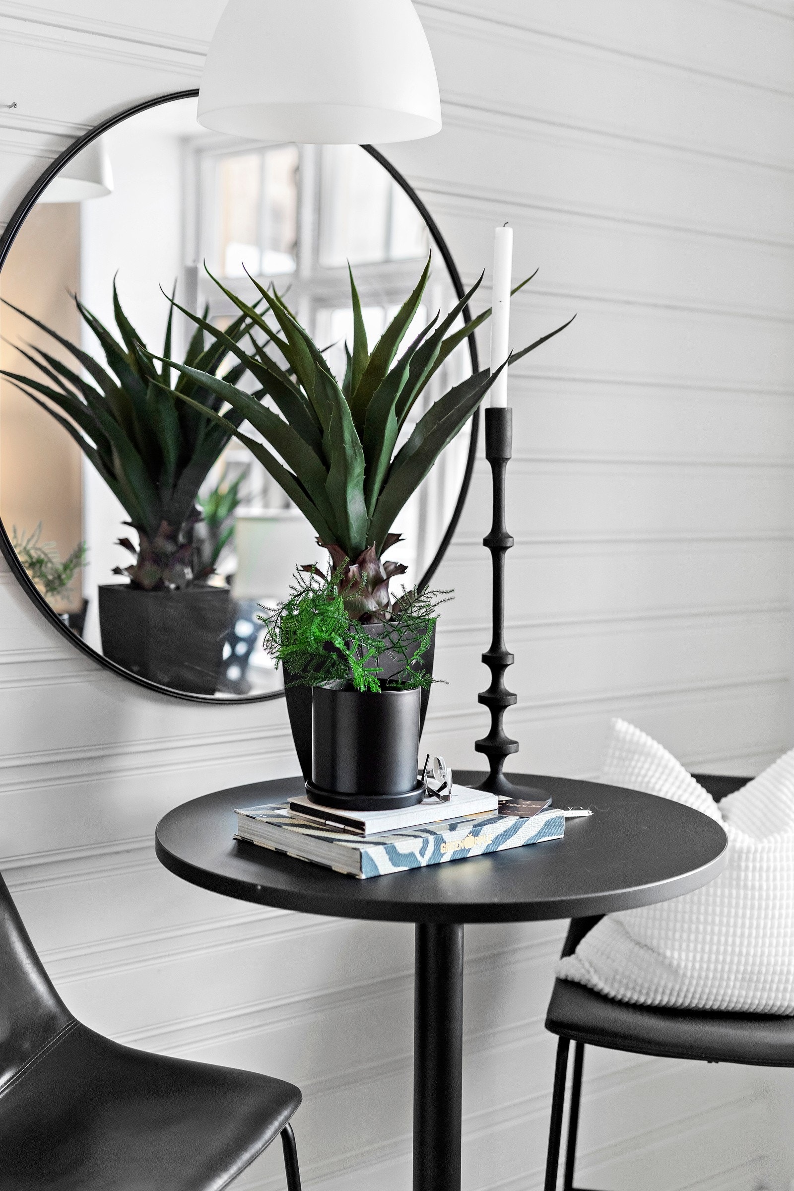 Det er gjennomgående bruk av 3-stavs eikeparkett i alle rom med unntak av bad Galleribilde