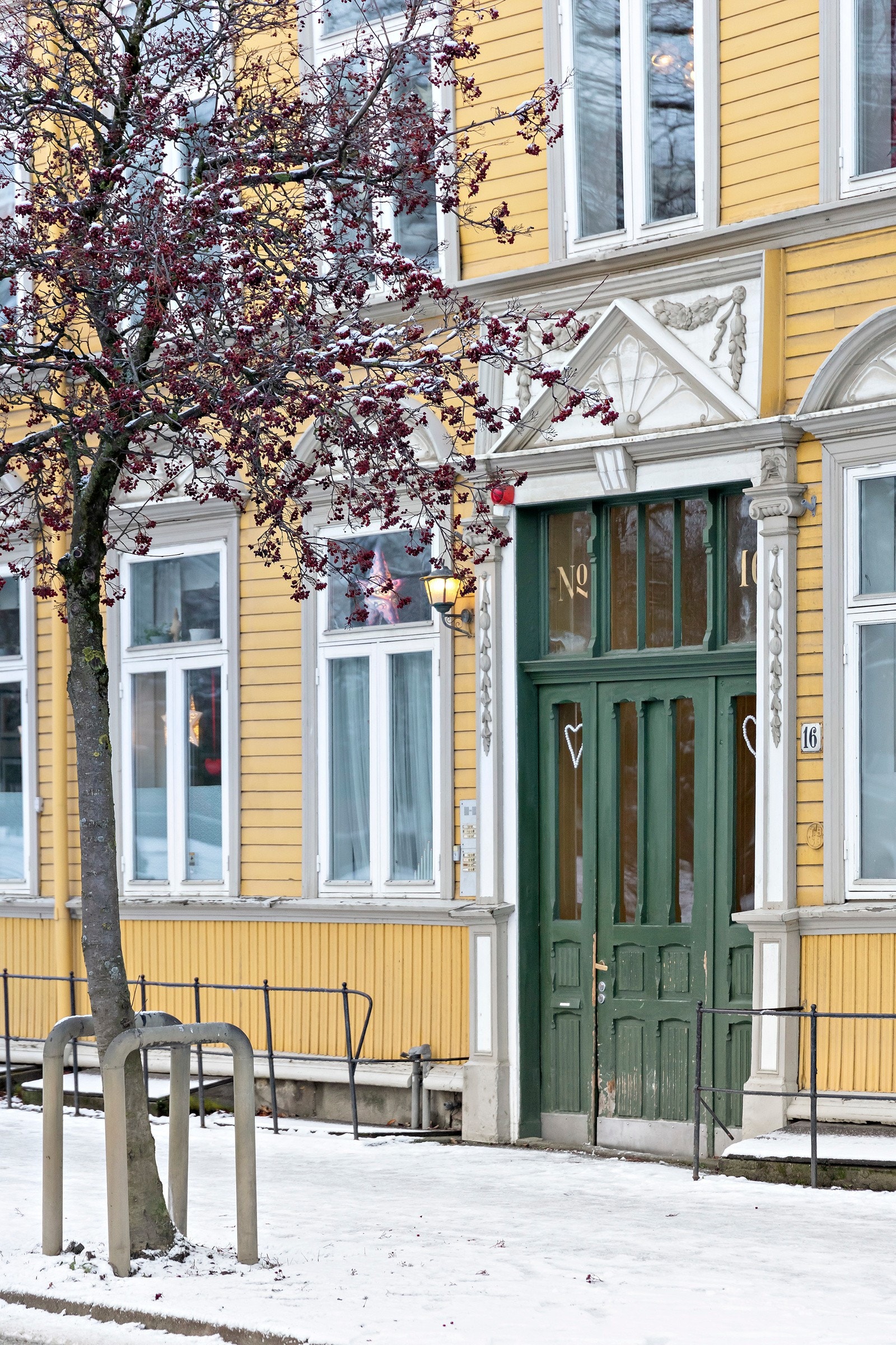 Flott inngangsparti med historiske detaljer og tidsriktige farger. Galleribilde