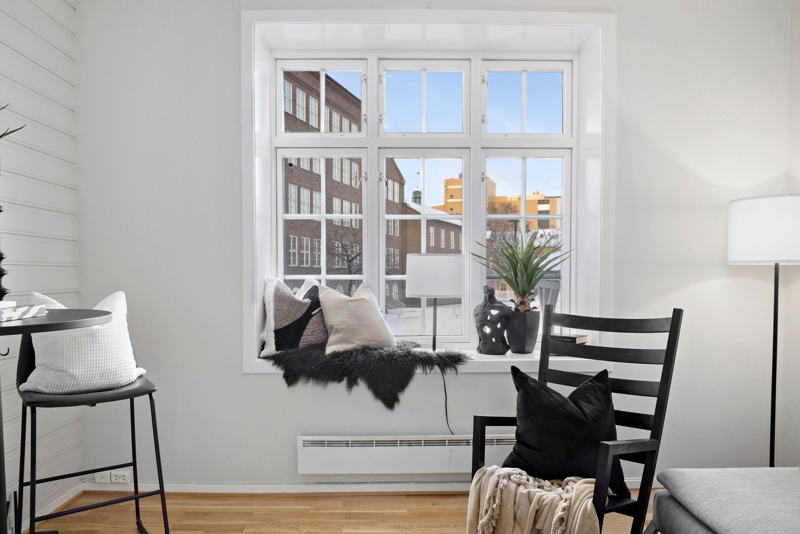 Store vindusflater som sørger for godt med naturlig lysinnslipp, som gir rommet en lett og luftig følelse Galleribilde