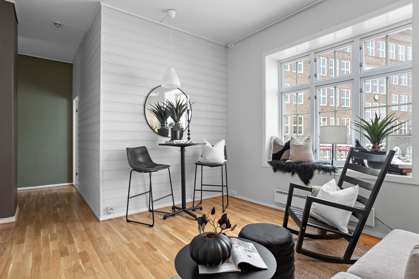 Stuen vender ut mot baksiden av bygget, skjermet fra sjenerende støy og innsyn. I direkte tilknytning til stua er det også innvendig bod. Galleribilde