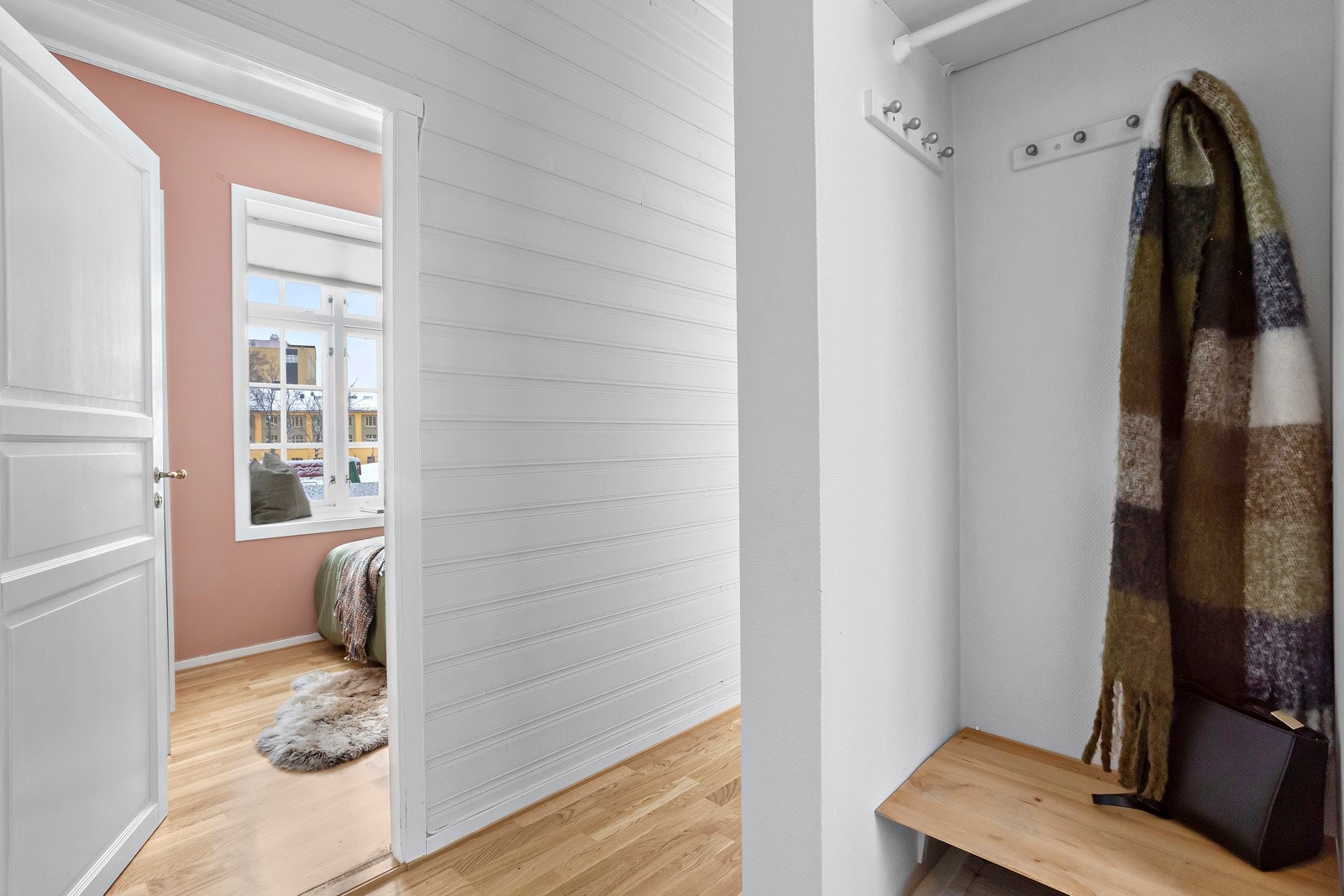 Praktisk inngangsparti på 4 m² med god plass til oppbevaring av yttertøy og sko Galleribilde