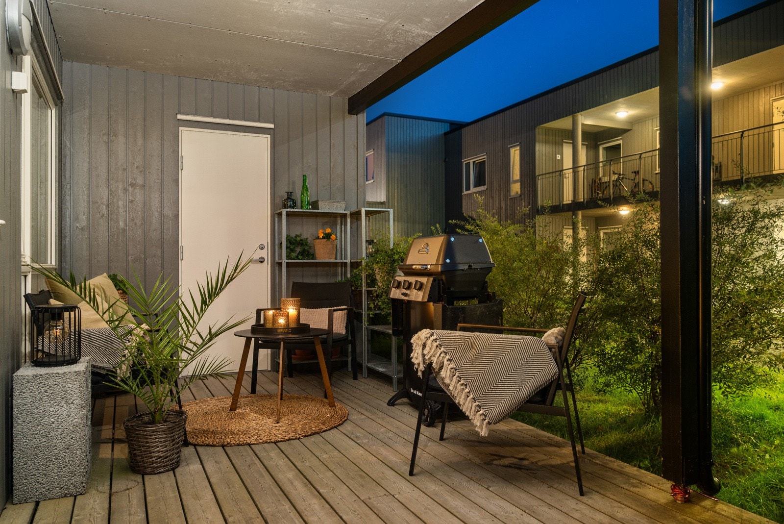 Her kan man nyte varme sommerdager godt skjermet fra naboer, omkranset av flotte prydbusker Galleribilde