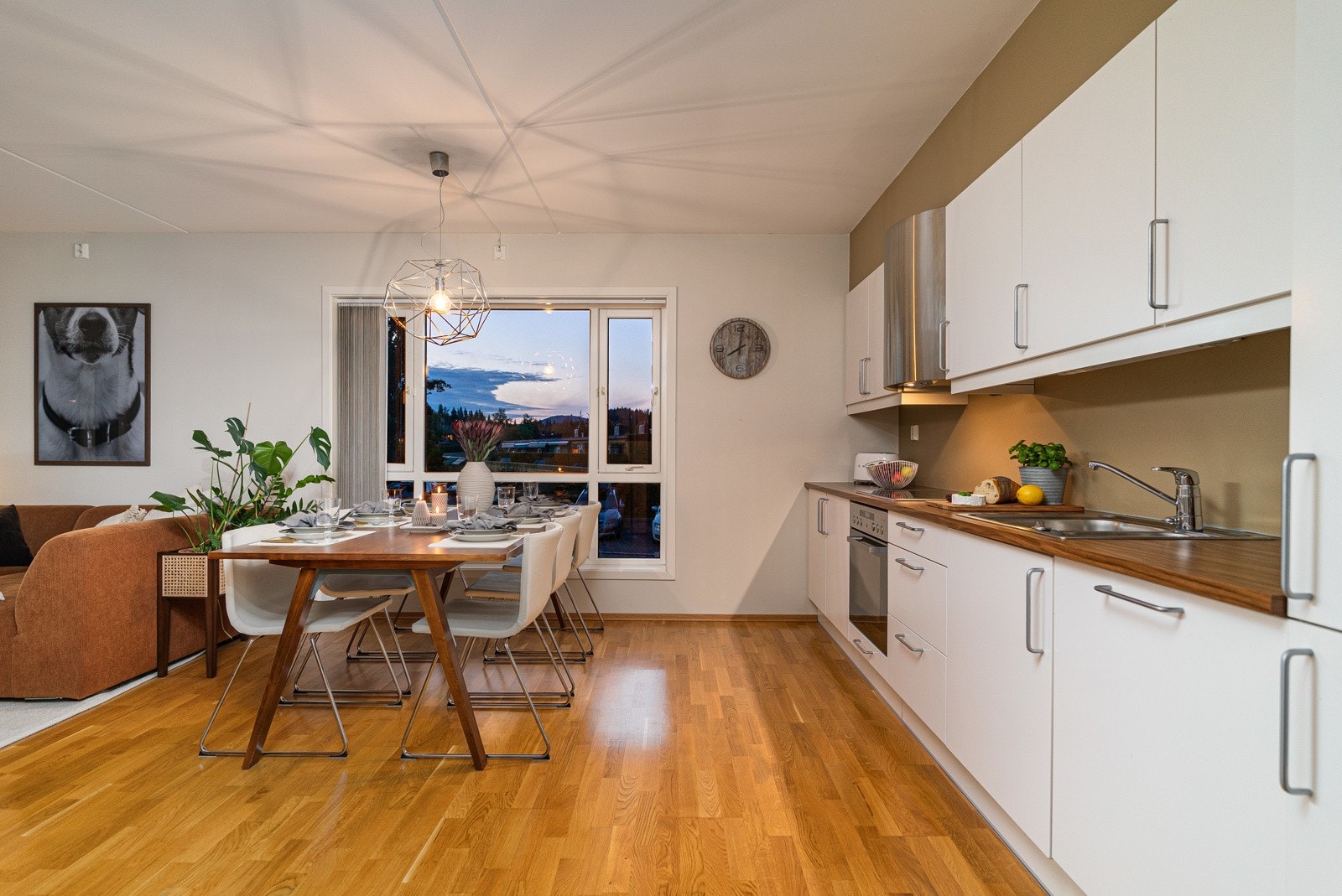 God skap- og benkeplass bidrar til den effektive romløsningen, og gjør matlaging til en lek Galleribilde