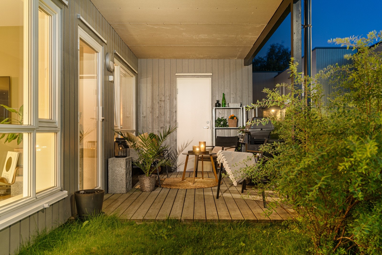 Markterrassen har godt med plass til både sittegruppe og grill. Det er i tillegg egen hageflekk, hvor man om ønskelig kan utvide terrassen Galleribilde