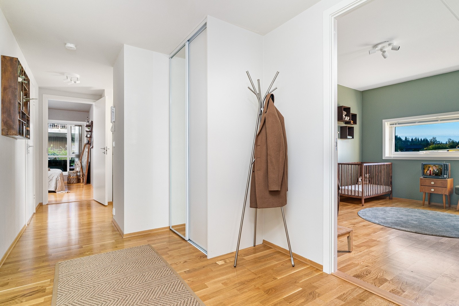 Alle boligens rom er praktisk adskilt med en romslig gang på 9 m² Galleribilde