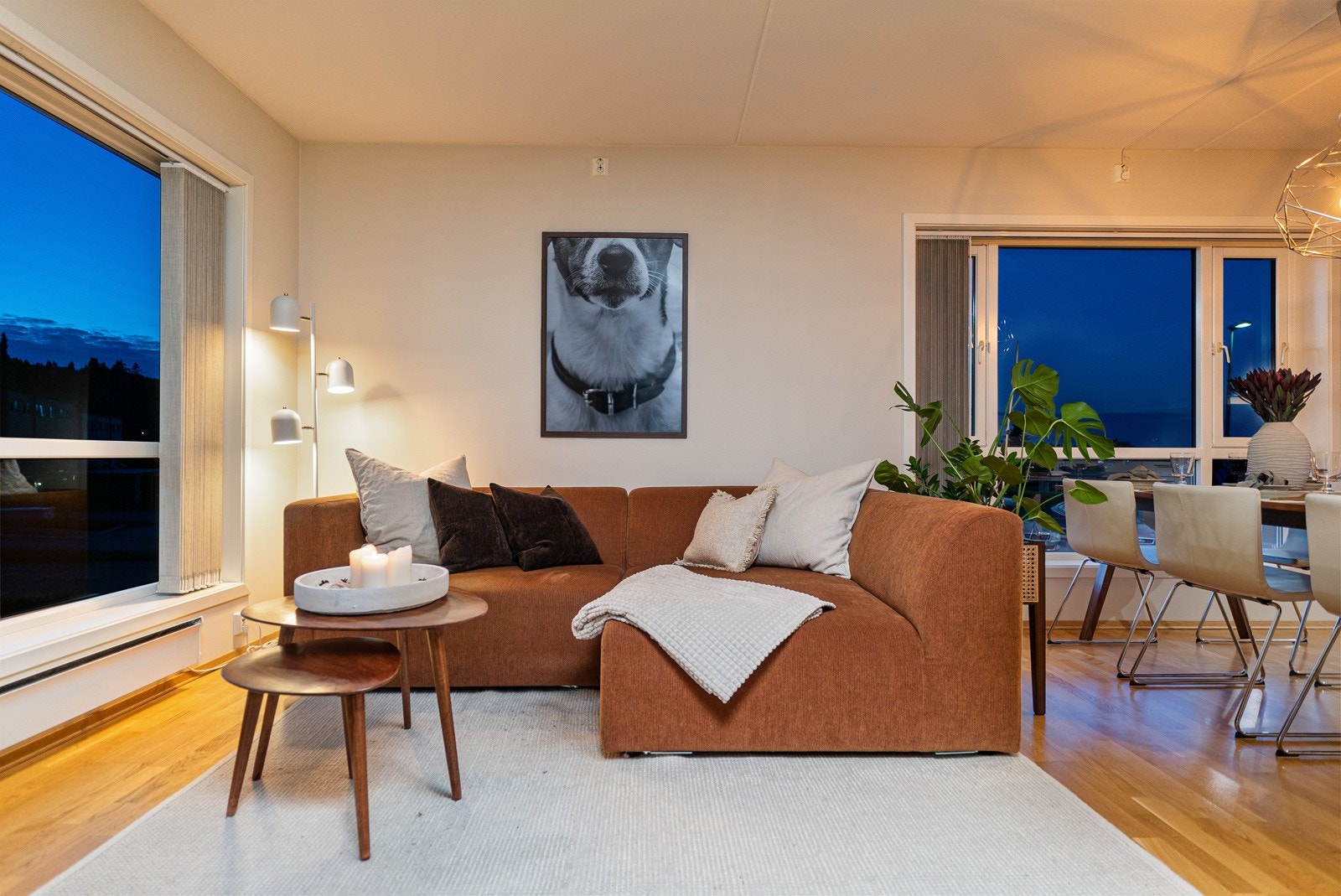 Gjennomgående generøs takhøyde og store vindusflater hever romfølelsen og sørger for godt med lysinnslipp Galleribilde