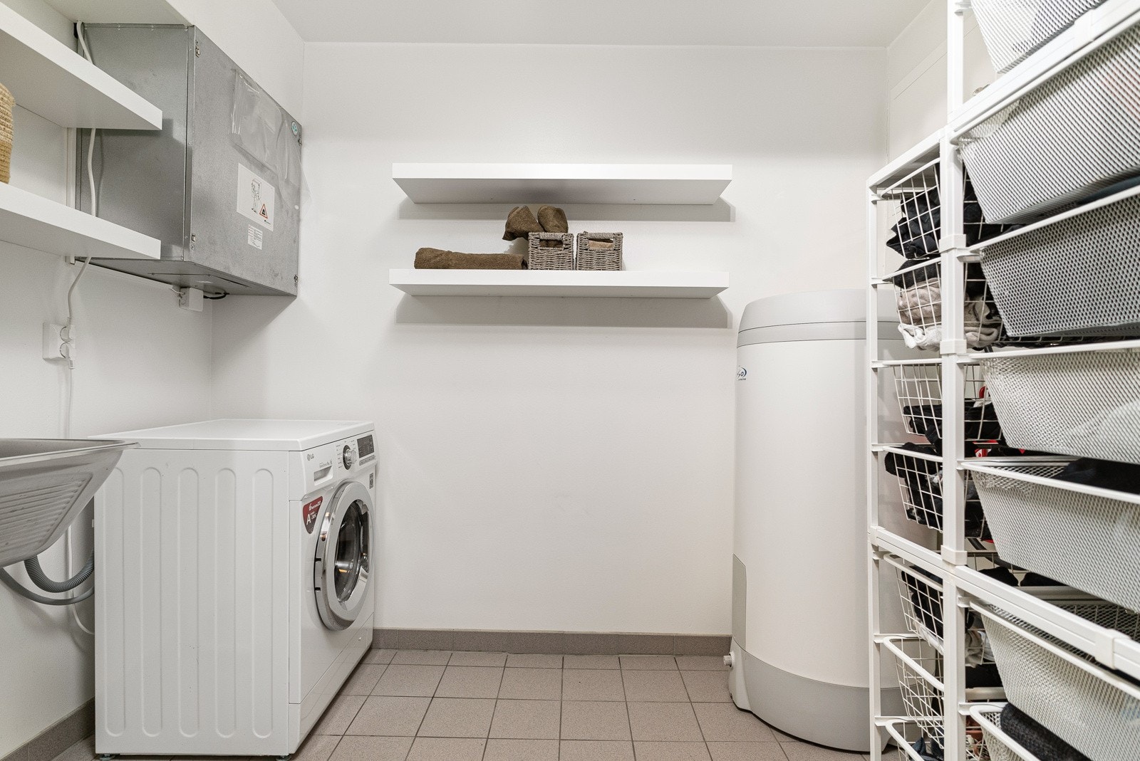 Praktisk, adskilt vaskerom på 4m² med god plass til oppbevaring. Rommet har flislagt gulv med varmekabler Galleribilde