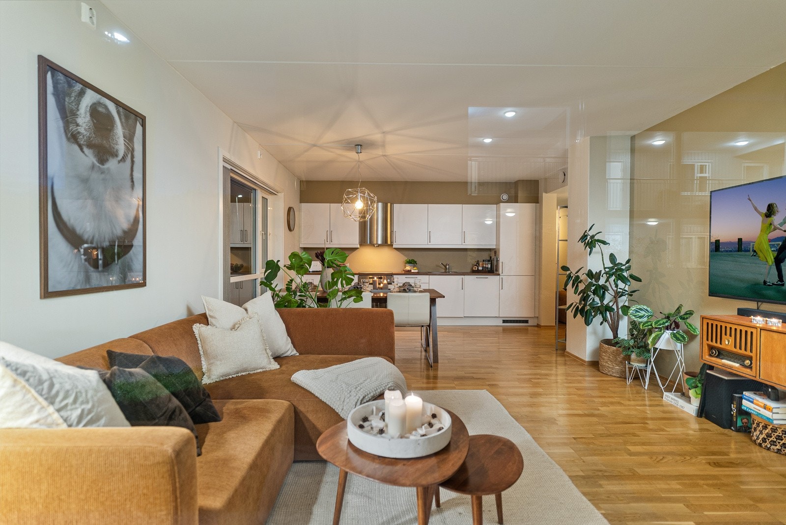 Velkommen til Søndre Husebytun 6 A - En særdeles pen og gjennomgående 3-roms hjørneleilighet med moderne standard, bygd nytt i 2009 Galleribilde