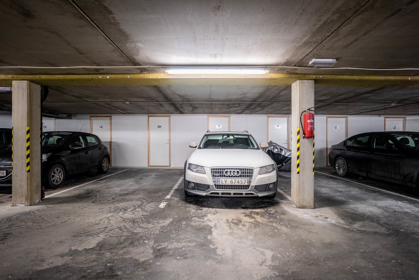 Fra like utenfor inngangspartiet, går det heis ned til egen. fast parkeringsplass og bod i oppvarmet parkeringsgarasje Galleribilde