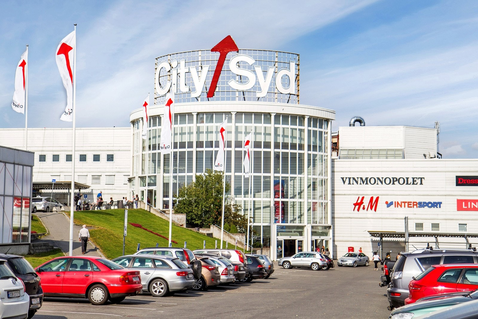 Det er kun 8 minutter med bil til City Syd som byr på gode service og samferdselsmuligheter Galleribilde