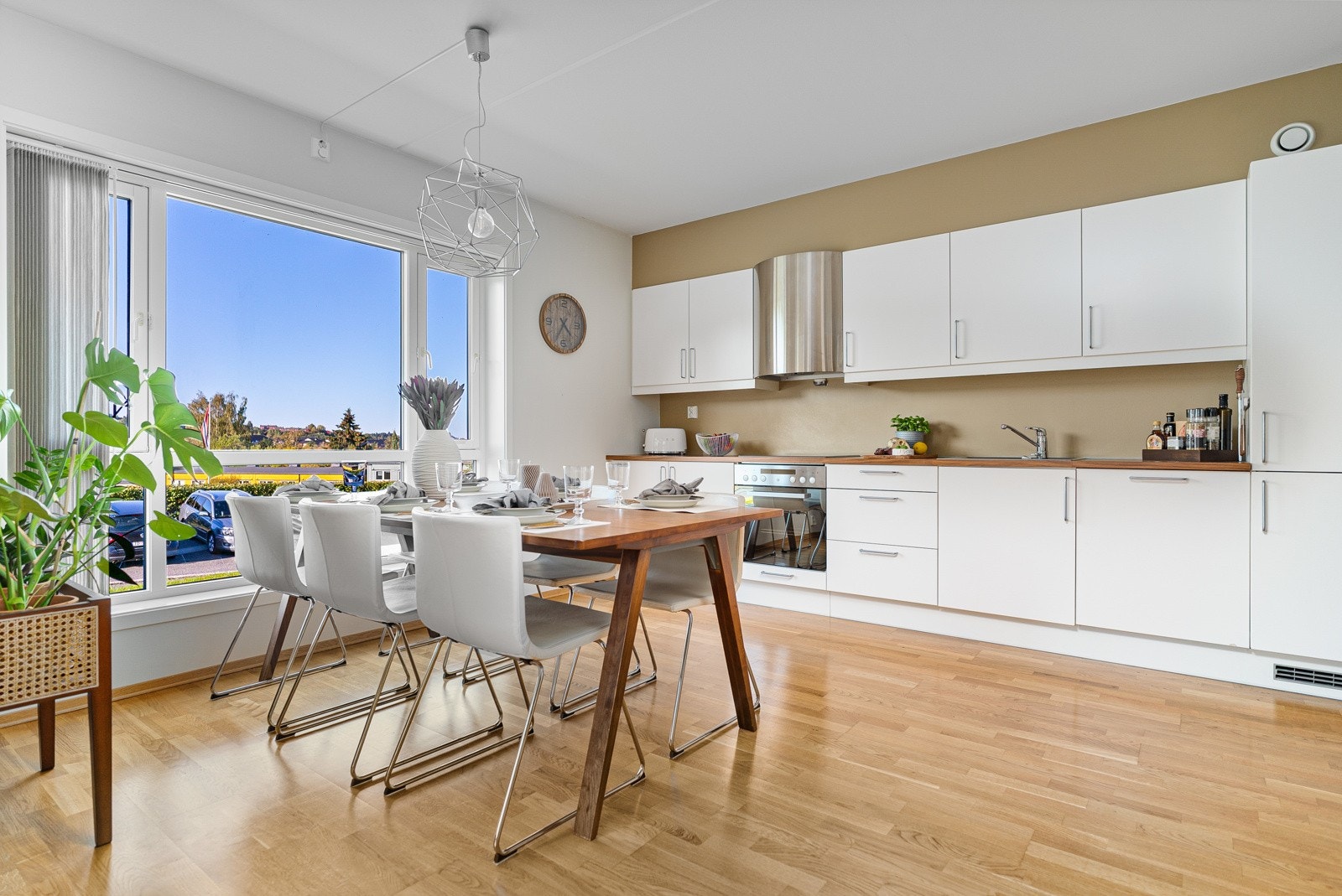 Moderne og tidløst kjøkken med praktisk utforming langs vegg Galleribilde