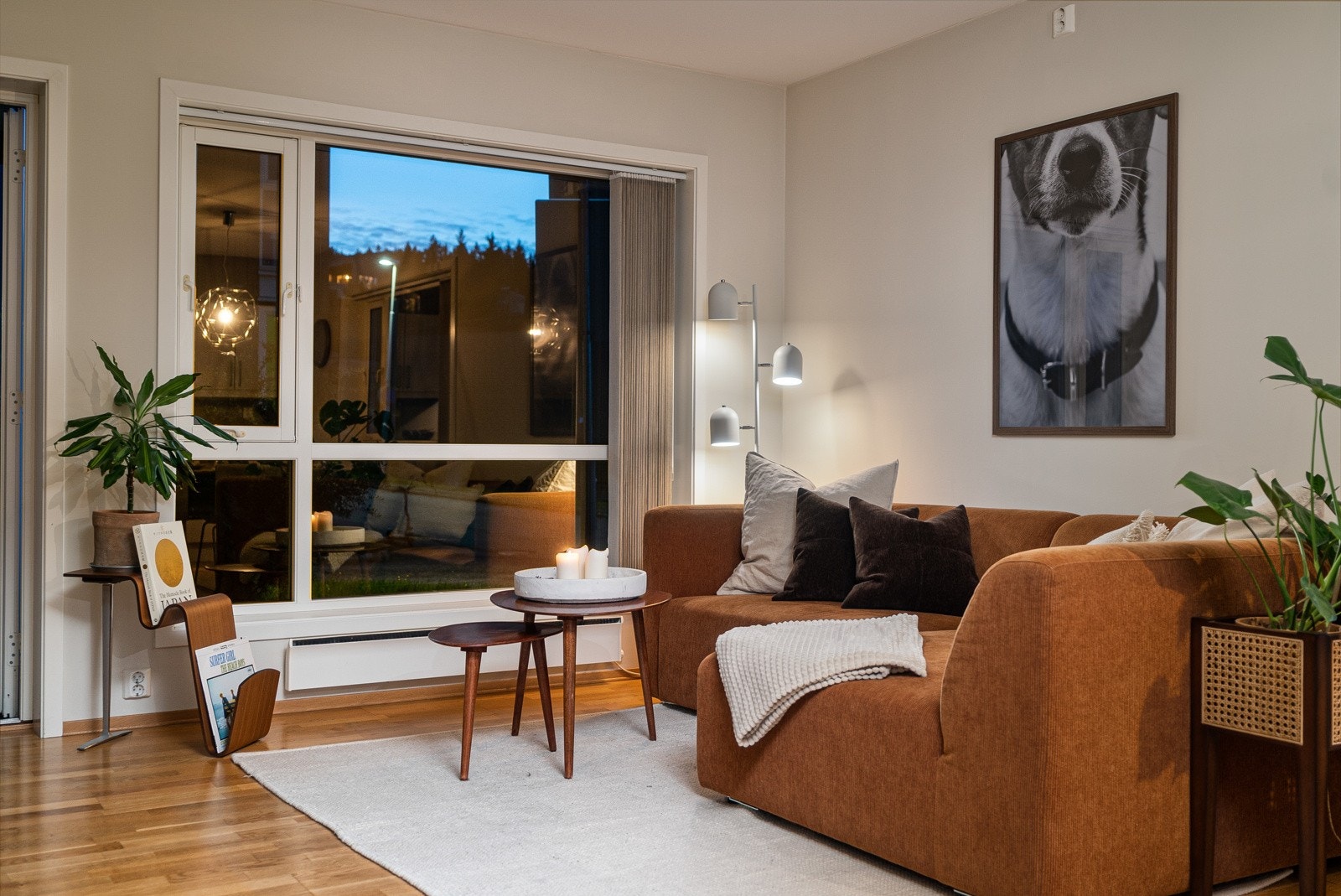 Det er gjennomgående bruk av 3-stavs eikeparkett i alle rom foruten om våtrom Galleribilde