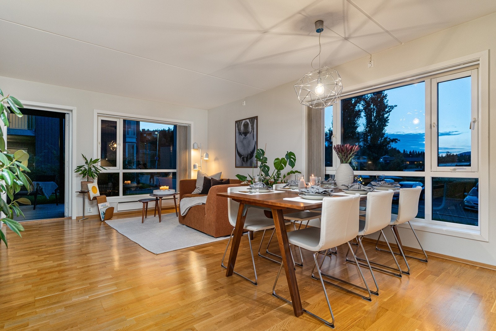 Leiligheten kan by på en rekke gode kvaliteter som blant annet en romslig planløsning med åpen stue- og kjøkkenløsning på hele 28m² Galleribilde