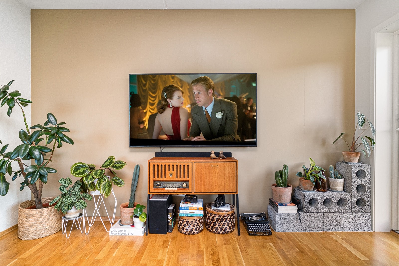 TV- og internettavtale fra Telenor er inkludert i de månedlige felleskostnadene. Legg merke til overflater malt i tidsriktige, lune farger, for å skape en optimal bo-atmosfære Galleribilde