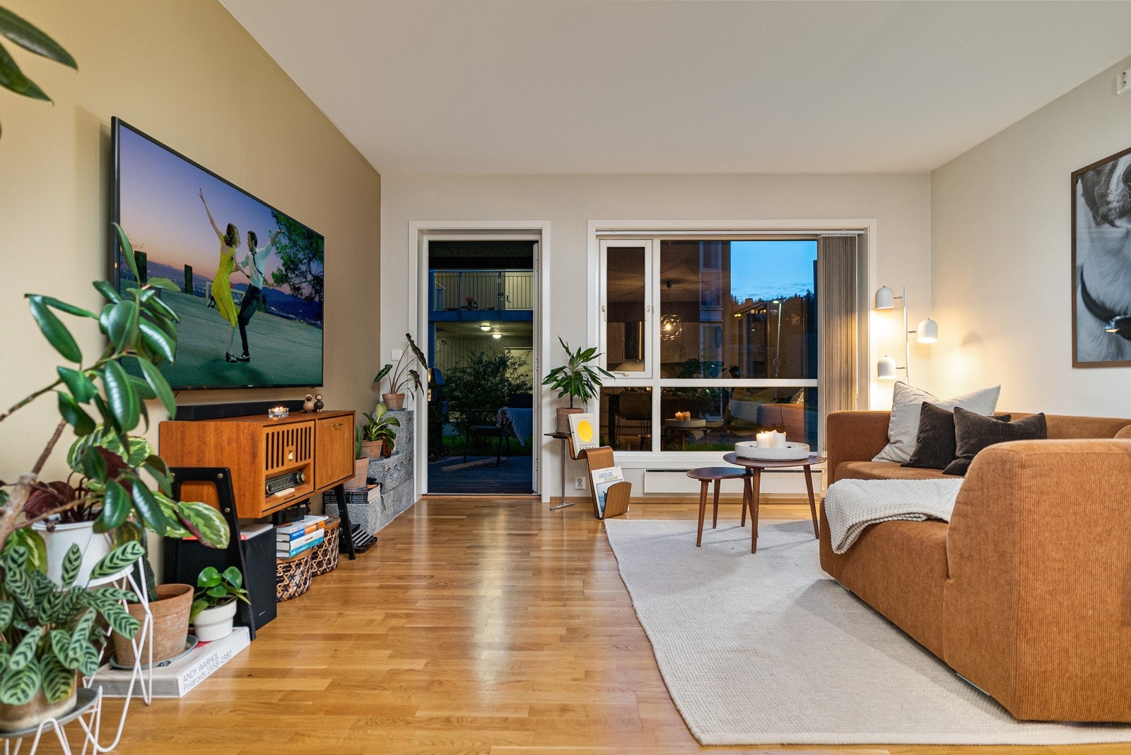 Fra stuen er det direkte utgang til egen sør-vestvendt markterrasse Galleribilde