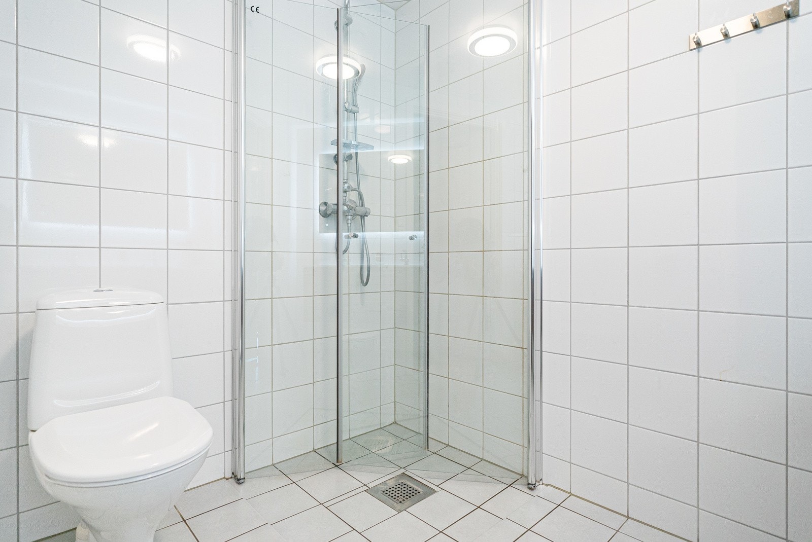 Her er det blant annet varmekabler i gulv og innfellbare dusjdører Galleribilde