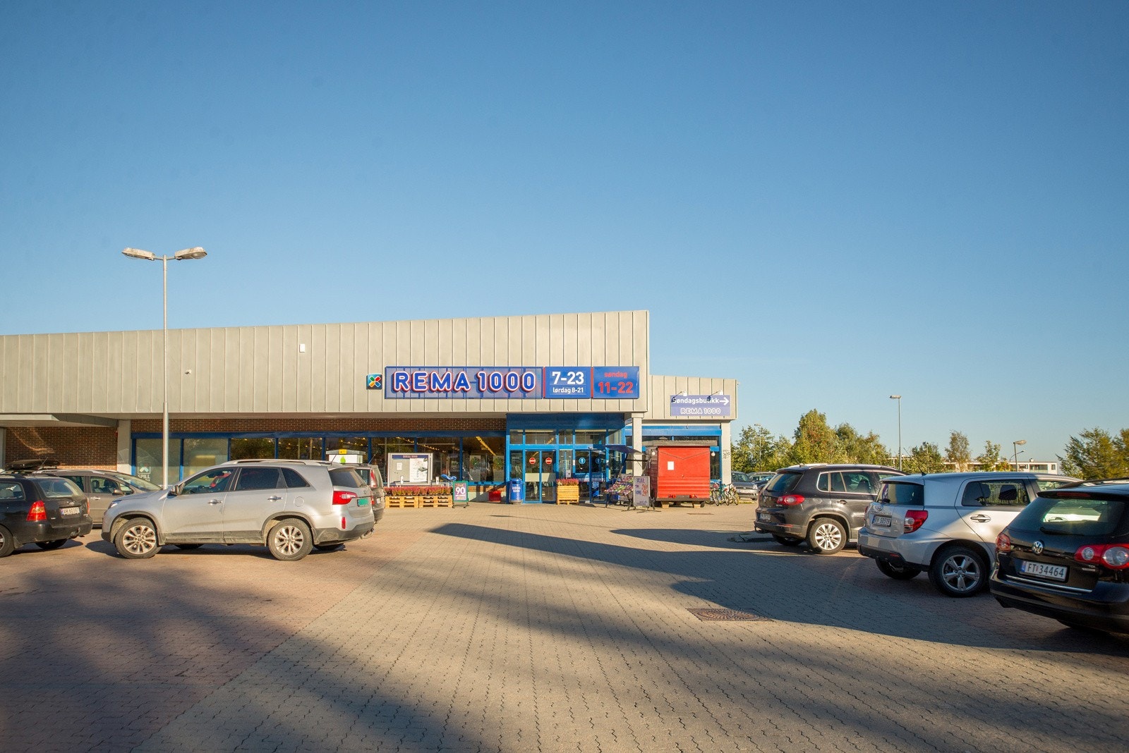 Rema 1000 Saupstad holder søndagsåpent og er en av flere nærbutikker Galleribilde