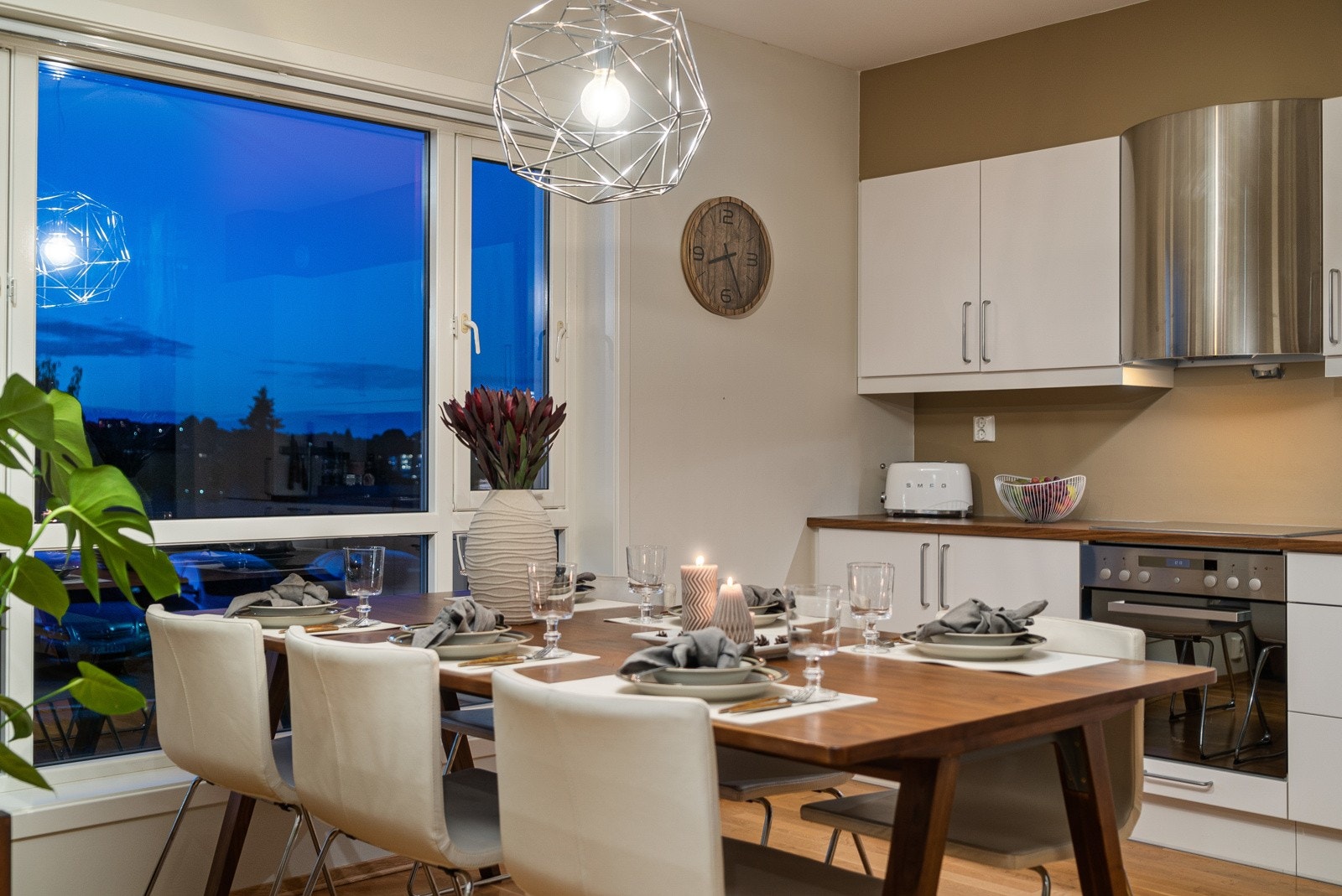 I tilknytning til kjøkkenet er det god plass til spisebord Galleribilde