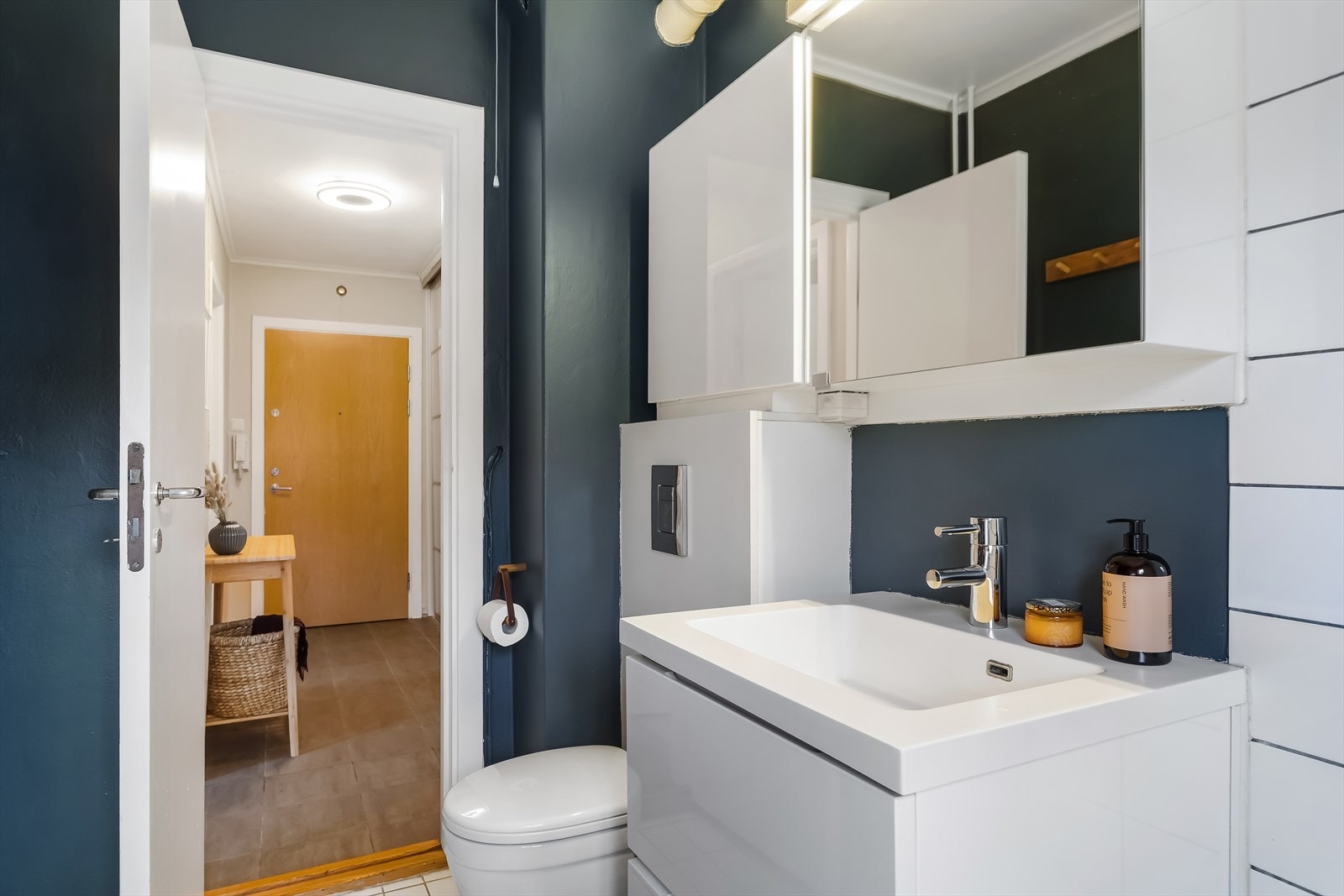 Veggmontert toalett og servant nedfelt i underskap. Galleribilde