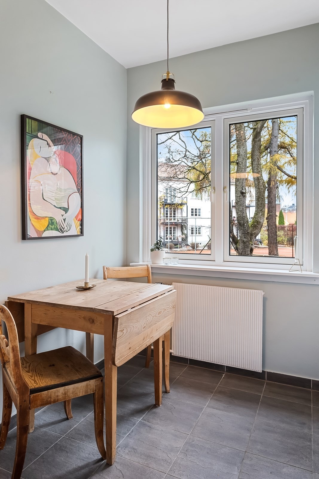 Hyggelig spiseplass med utsyn til Valleløkken tennisbane. Galleribilde