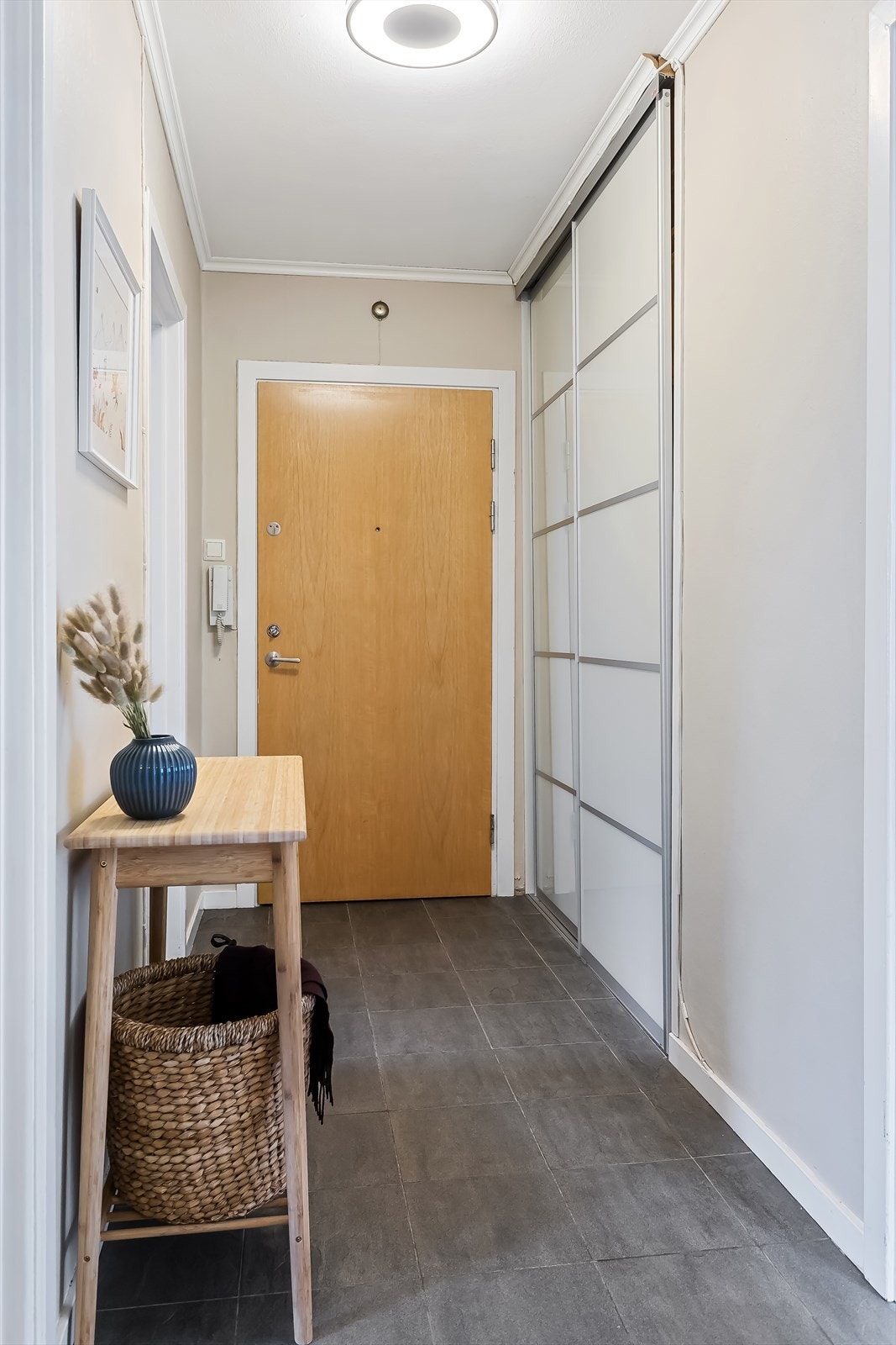 Romslig gang med dørcalling. Fliser på gulv. Galleribilde