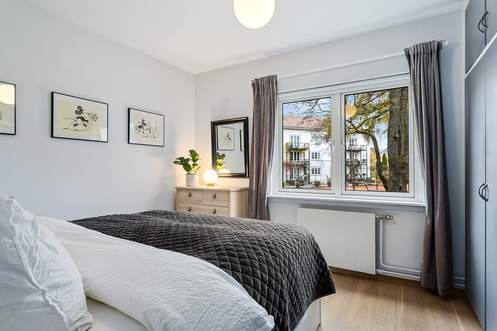 Romslig soverom med plass til dobbeltseng. Vender ut mot rolig bakgård. Galleribilde