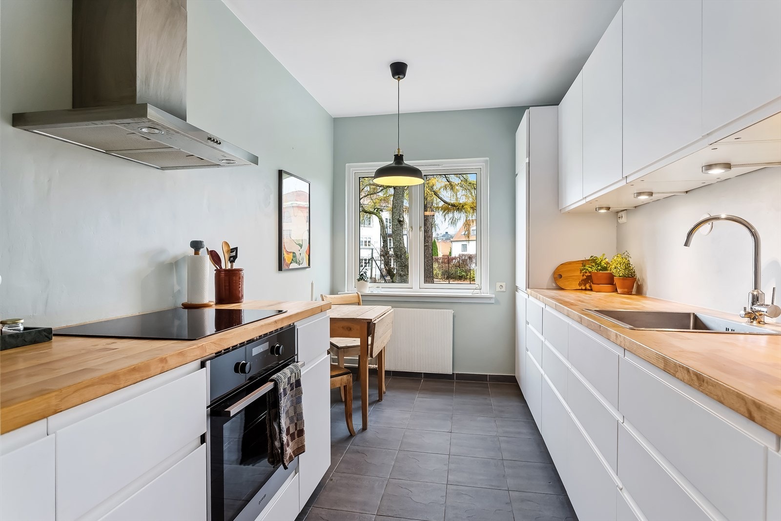 Pent kjøkken fra 2016 med god skap- og benkeplass. Galleribilde