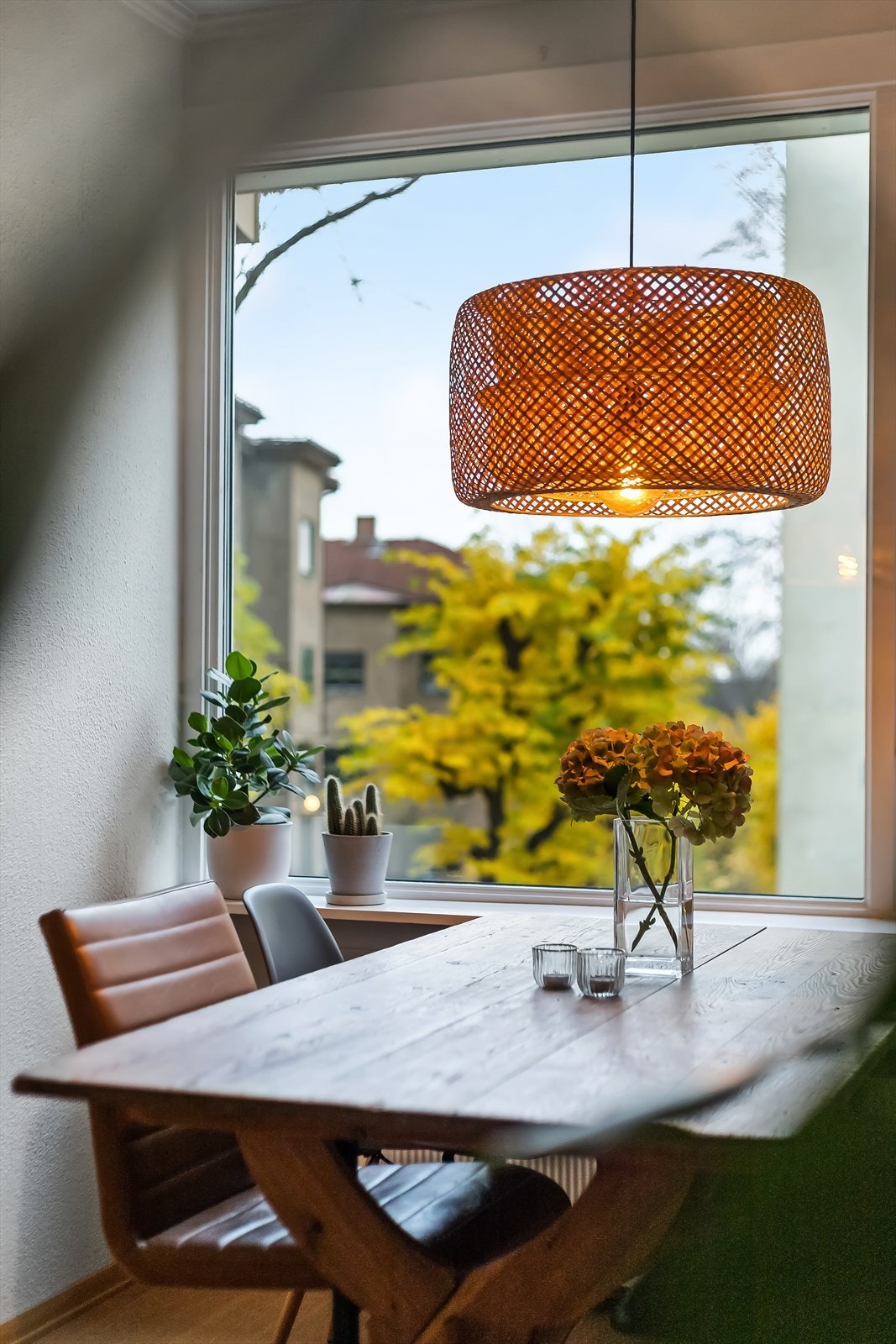 Spisestue med pen utsikt mot grøntarealer. Galleribilde