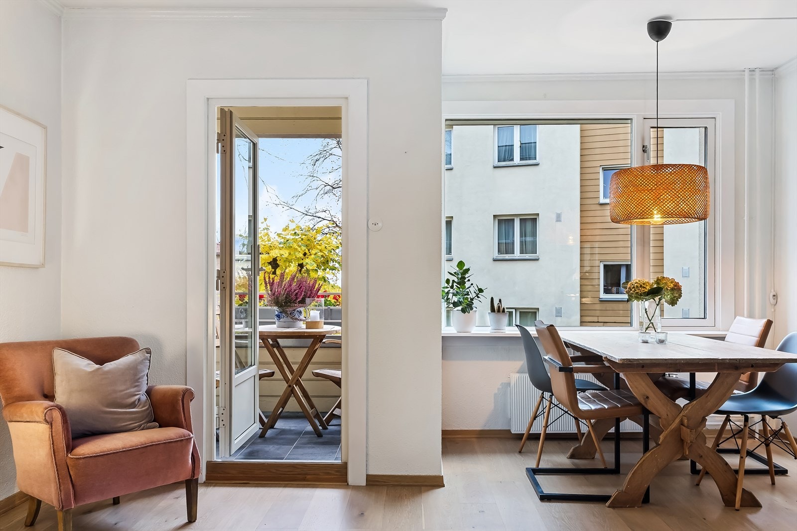 Plass til spisestue med hyggelig utsyn til sameiets flotte fellesarealer. Galleribilde