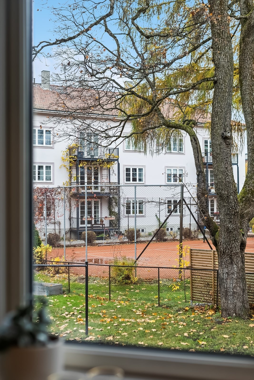 Utsyn til Valleløkken tennisbane. Galleribilde