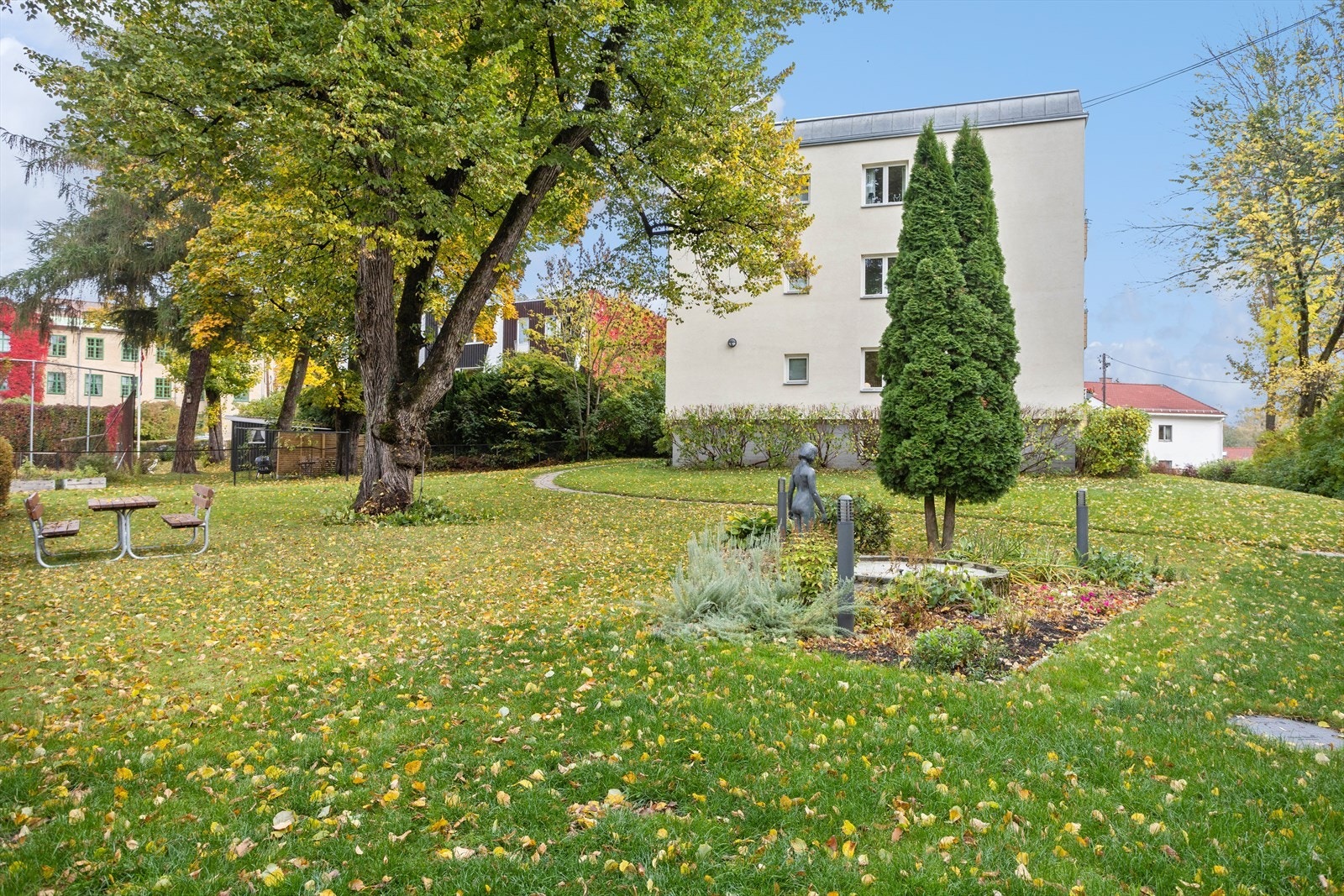 Flott opparbeidet fellesareal med sitteplasser og diverse beplantning. Galleribilde