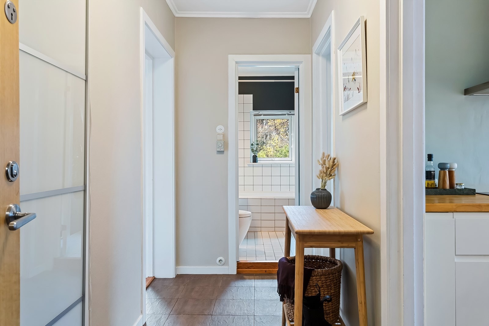 Pent inngangsparti/gang med rikelig skapplass. Galleribilde