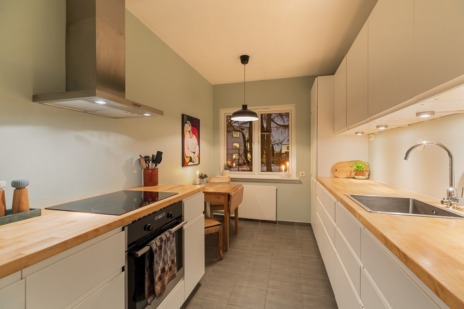 Flott kjøkken med heltre benkeplate. Galleribilde