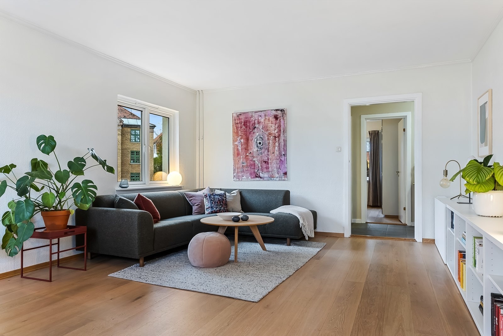 Hjørneleilighet med naturlig lys inn i stue fra to sider. Galleribilde