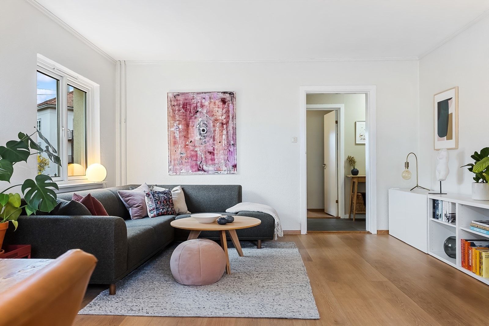 Lys og pen stue med 1-stavs eikeparkett. Galleribilde