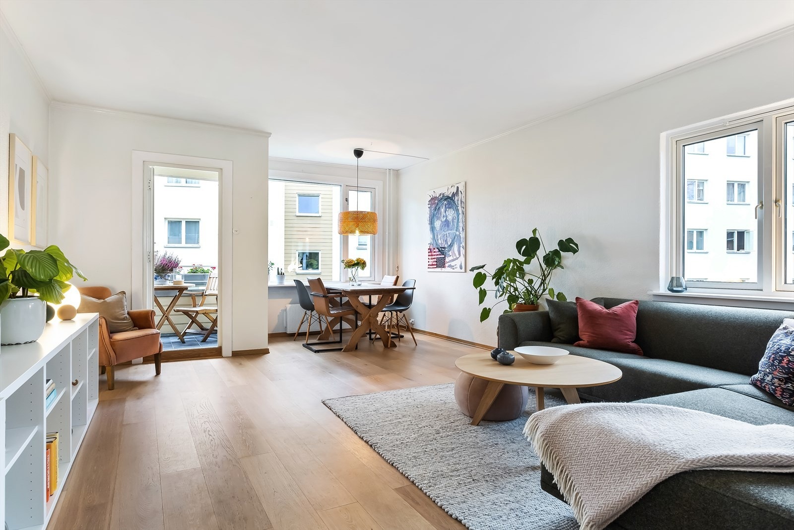 Meget lys stue med plass til både sofaseksjon og spisestue. Galleribilde