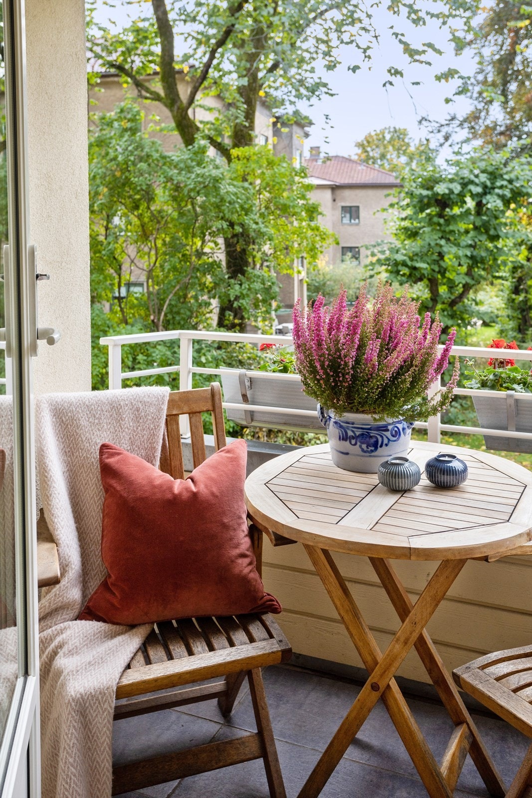 Utgang til solrik balkong fra stue. Galleribilde