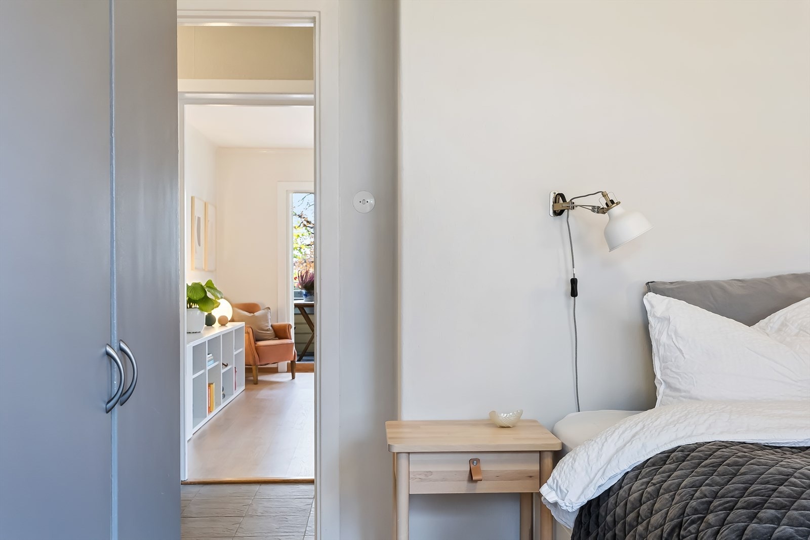 Lyst og pent soverom med god skapplass. Gjennomgående leilighet. Galleribilde